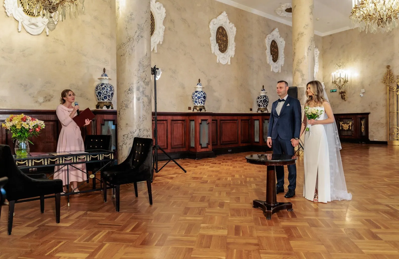 В Москве в гостинице «Ленинградская» прошли первые церемонии бракосочетания
