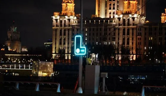В Москве запущено тестирование инновационного светофора с интегрированной контурной подсветкой