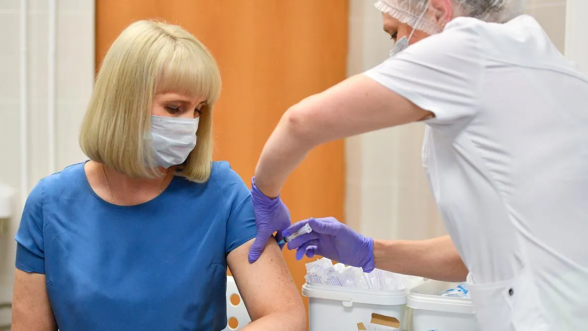 На вакцинацию от COVID-19 записались более пяти тысяч москвичей