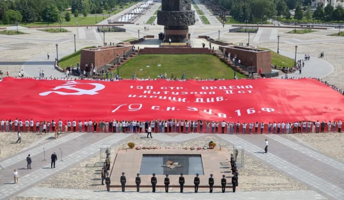 Масштабную копию Знамени Победы развернут в Москве