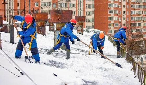 Более десятка тысяч кровельщиков очищают крыши домов Москвы