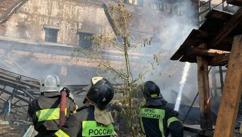В Москве пожар на складе тушили с помощью авиации