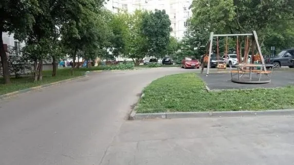 Территорию у детской площадки в Отрадном освободили от бетонных блоков