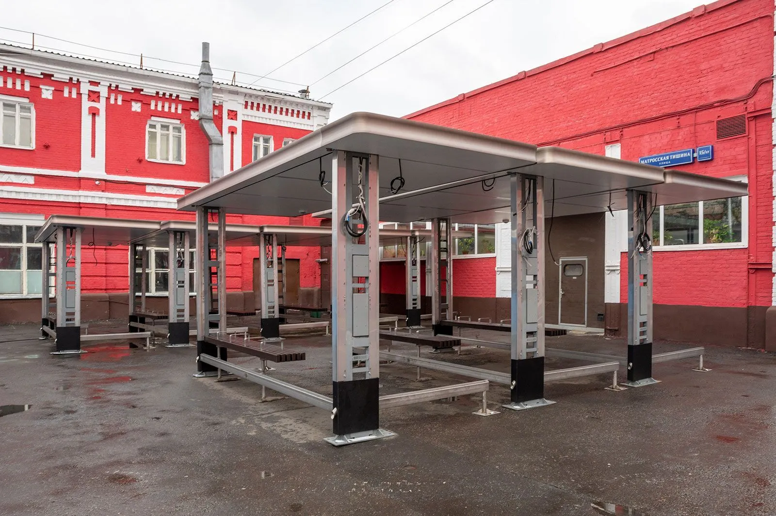В Москве до конца года произведут более 300 остановочных павильонов