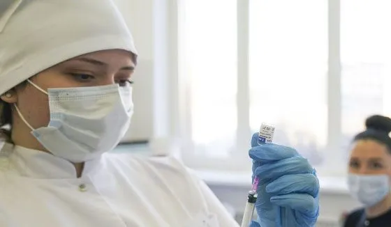 Клинические исследования двух вакцин против нового штамма коронавируса начались в Москве