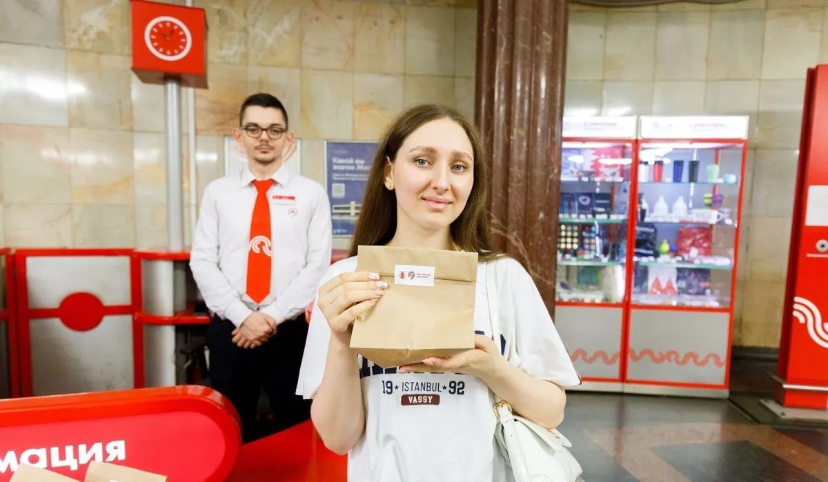 В Яблочный Спас пассажирам метро раздали более 10 тысяч яблок