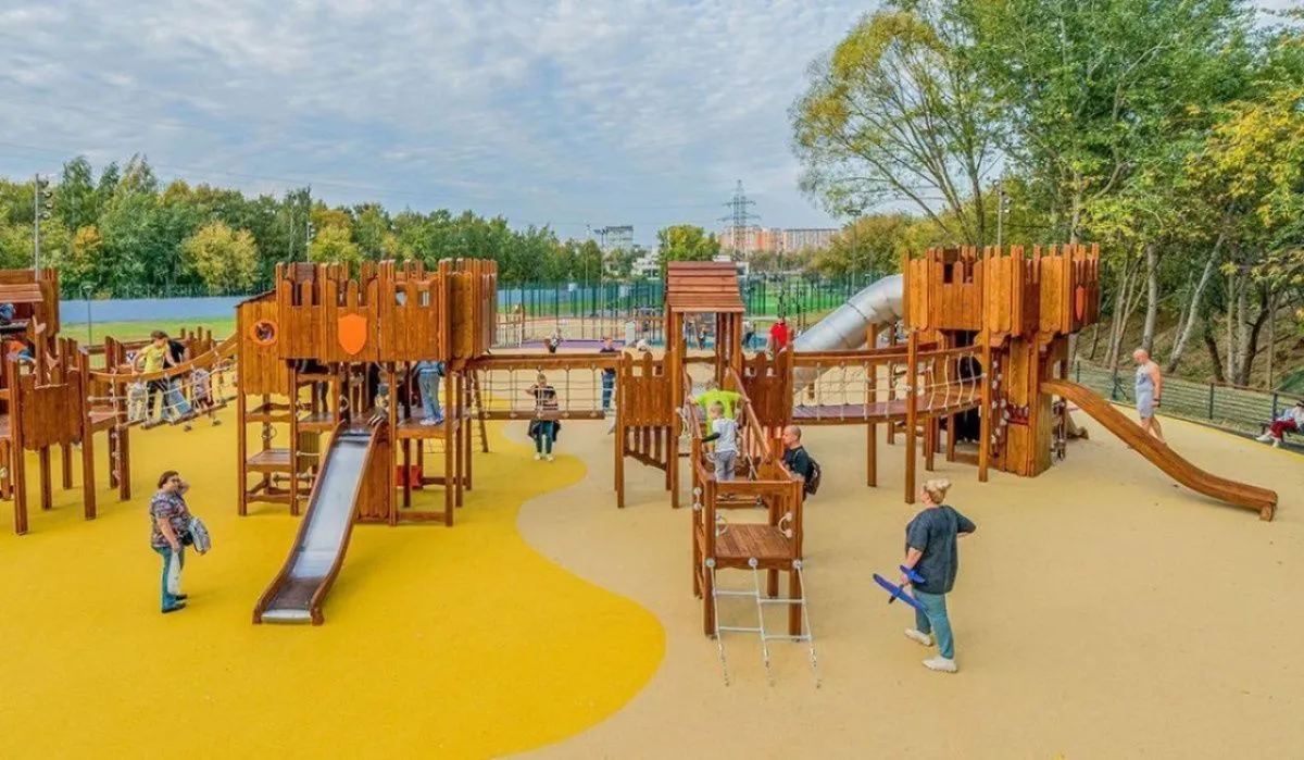 Тематическая детская площадка «Логово разбойника» появилась в парке в пойме реки Жужи