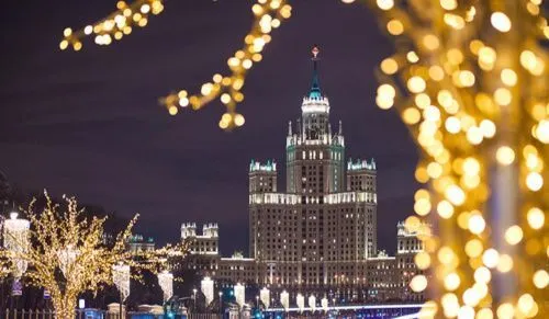 В Москве в Рождественскую ночь здания домов будут украшены праздничной подсветкой