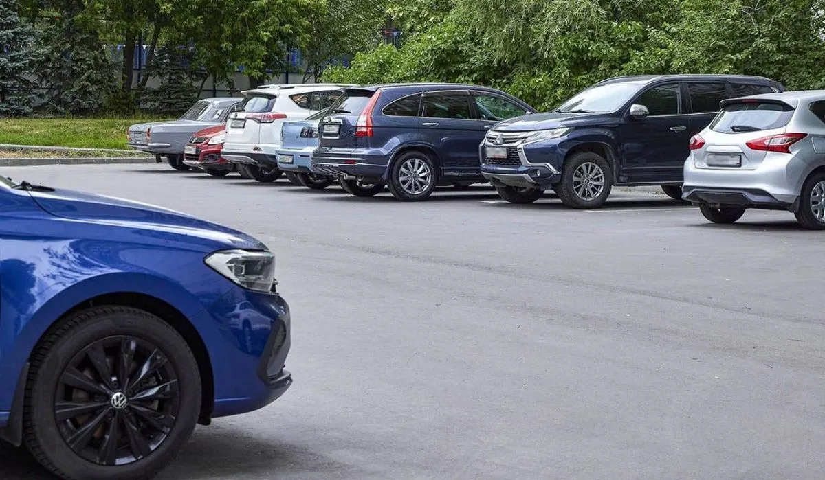 В Москве на Пречистенской набережной появилась парковка на 20 машино-мест