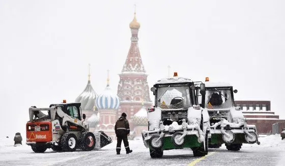 Более сотни тысяч сотрудников коммунальных служб устраняют последствия сильного снегопада в Москве