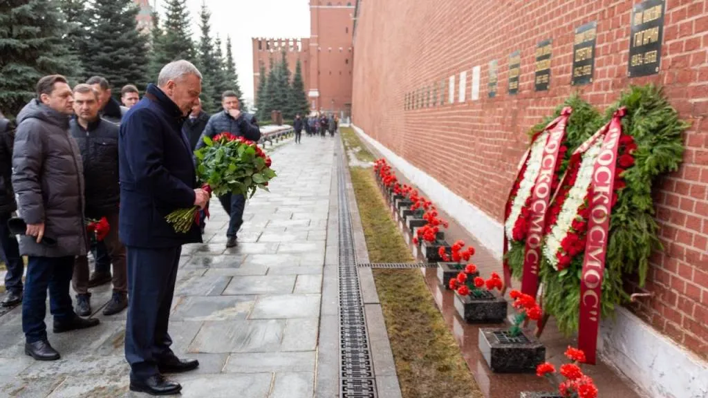 У стен Кремля почтили память легендарного космонавта Юрия Гагарина 