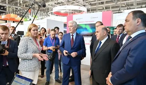 Сергей Собянин представил Михаилу Мишустину продукцию столичных предприятий на выставке «Иннопром»