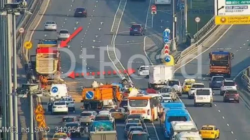 В Москве грузовик устроил ДТП на Ленинградском шоссе