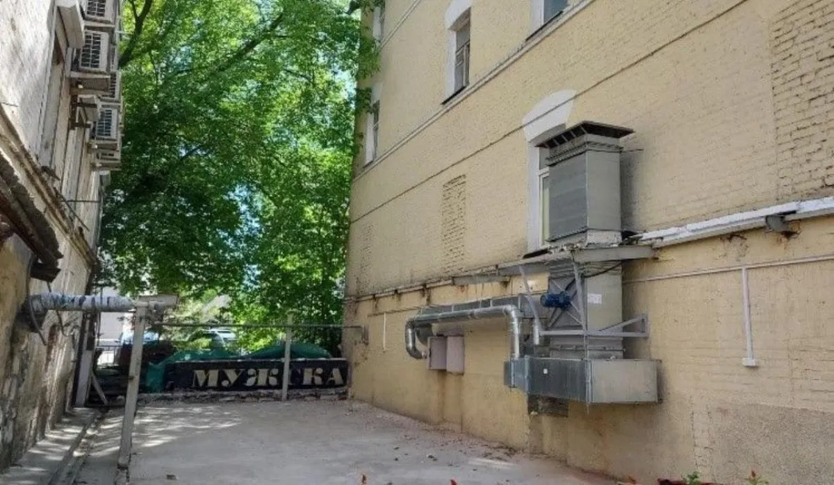 Здание в Тверском районе Москвы освобождено от нелегальной пристройки