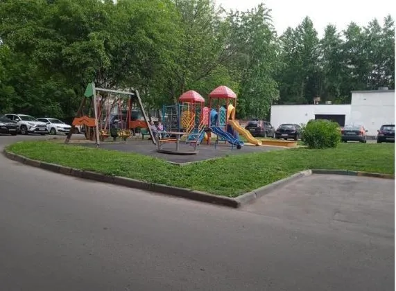 Территорию у детской площадки в Отрадном освободили от бетонных блоков
