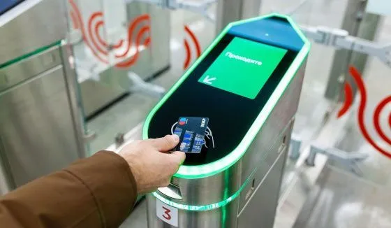 Банковские карты все чаще используются пассажирами метро и МЦК для оплаты проезда