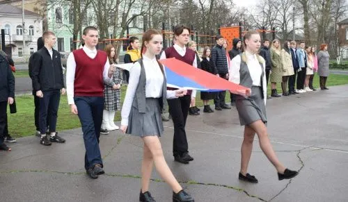 В Воронежских школах учебные дни начинаются с поднятия флага