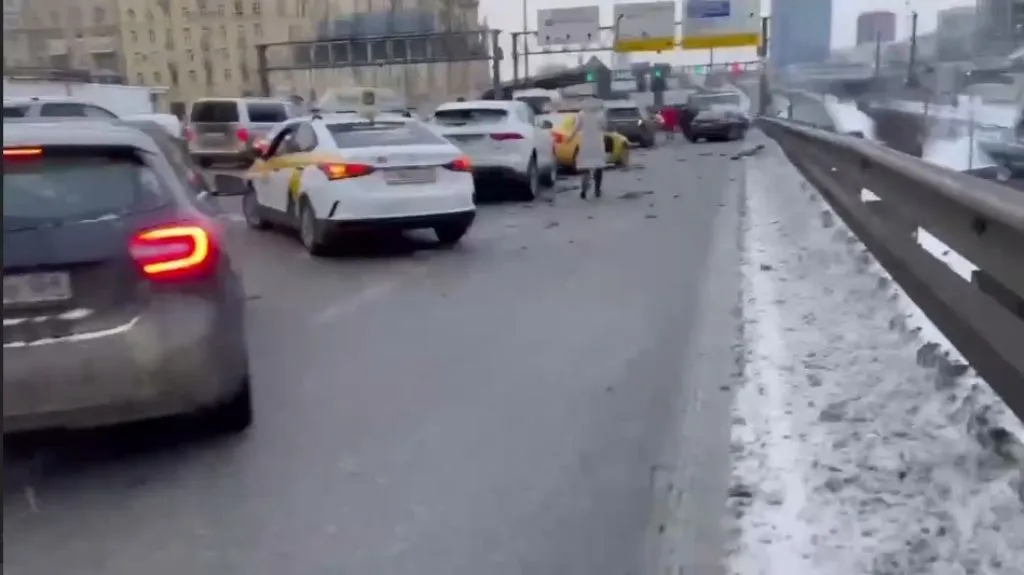 В Москве произошло массовое ДТП с участием 20 автомобилей