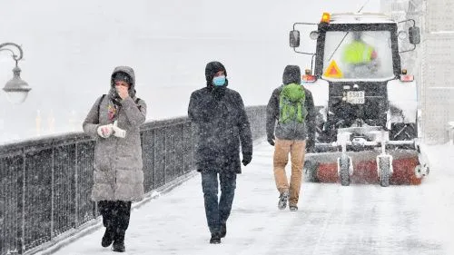 В Москве устраняют последствия снегопада